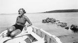 Schnappschuss aus dem privaten Fotoalbum: Bergman als Teenager beim Sonnenbaden auf einem Boot im Mälarsee in Schweden 1932.