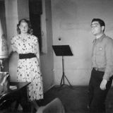 Bevor sie Roberto Rossellini heiratete, hatte Bergman eine Romanze mit dem ungarisch-amerikanischen Kriegsfotografen Robert Capa. Hier sind die beiden in Berlin.