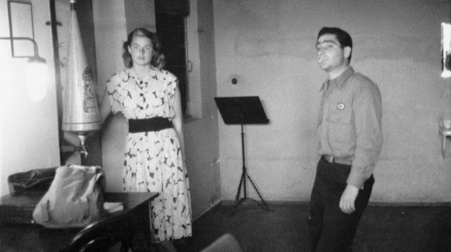 Bevor sie Roberto Rossellini heiratete, hatte Bergman eine Romanze mit dem ungarisch-amerikanischen Kriegsfotografen Robert Capa. Hier sind die beiden in Berlin.