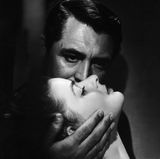 Die längste Kuss-Szene der Filmgeschichte: Bergman mit Cary Grant in Hitchcocks Film "Berüchtigt". Eigentlich durften Filmküsse zu der Zeit nur wenige Sekunden dauern. Hitchcock trickste diese Regel aus, indem er andere Bilder zwischenschnitt - oder ließ Grant und Bergman reden.