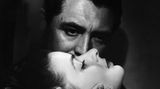 Die längste Kuss-Szene der Filmgeschichte: Bergman mit Cary Grant in Hitchcocks Film "Berüchtigt". Eigentlich durften Filmküsse zu der Zeit nur wenige Sekunden dauern. Hitchcock trickste diese Regel aus, indem er andere Bilder zwischenschnitt - oder ließ Grant und Bergman reden.