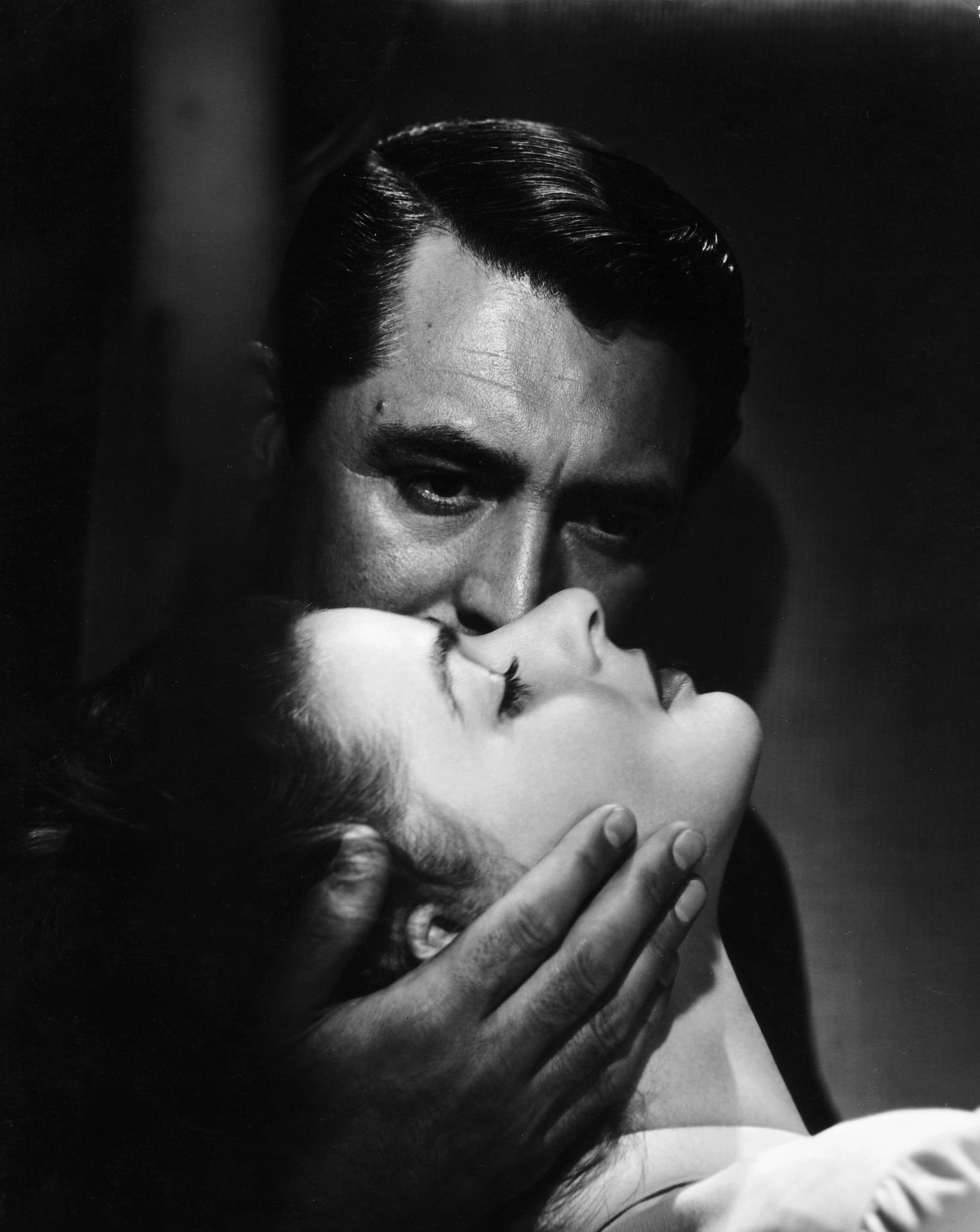 Fotoband über Ingrid Bergman: Die längste Kuss-Szene der Filmgeschichte: Bergman mit Cary Grant in Hitchcocks Film "Berüchtigt". Eigentlich durften Filmküsse zu der Zeit nur wenige Sekunden dauern. Hitchcock trickste diese Regel aus, indem er andere Bilder zwischenschnitt - oder ließ Grant und Bergman reden. Die längste Kuss-Szene der Filmgeschichte: Bergman mit Cary Grant in Hitchcocks Film "Berüchtigt". Eigentlich durften Filmküsse zu der Zeit nur wenige Sekunden dauern. Hitchcock trickste diese Regel aus, indem er andere Bilder zwischenschnitt - oder ließ Grant und Bergman reden.