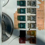 Wie hält ein Mensch die Foltermethoden, Zersetzungsstrategien, das absolute Ausgeliefertsein aus? Das war Stoltenbergs zentrale Frage.