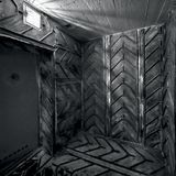 Wollte ein Inhaftierter nicht reden, wurde ein Arrest in einer Folterzelle wie dem Kältekarzer angeordnet. In sogenannten Wasserzellen mussten die Gefangenen in knöchelhohem kaltem Wasser stehen.