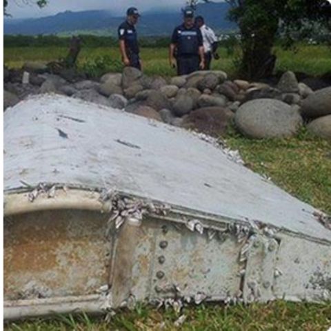 Bilder der verschwundenen Maschine und der Fund auf La Reunion