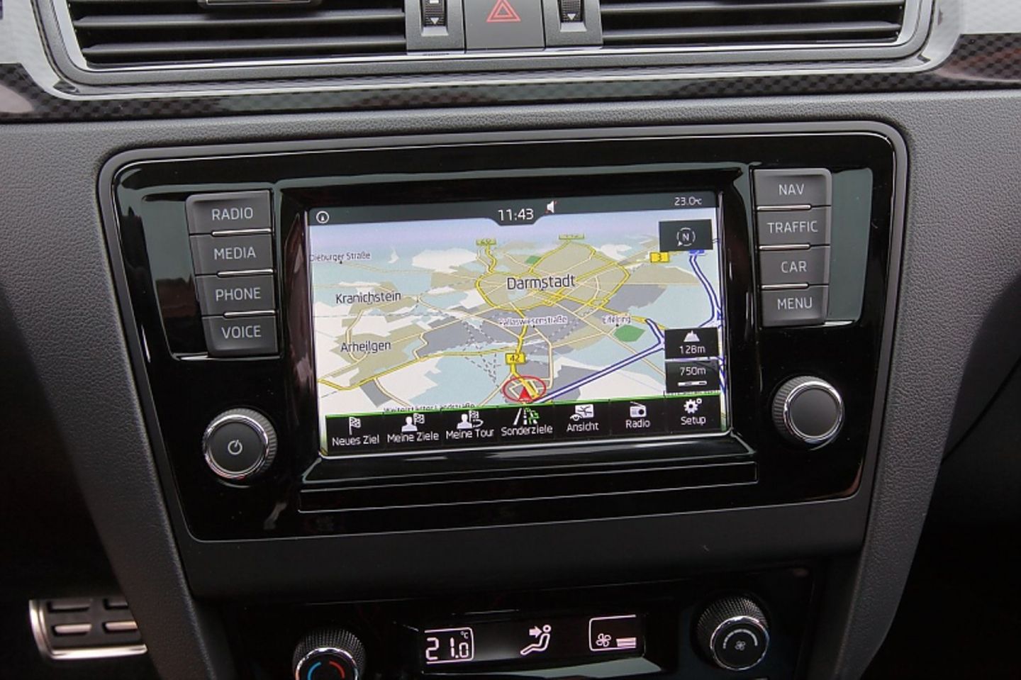 Das Infotainmentsystem hat einen 6,5-Zoll-Monitor