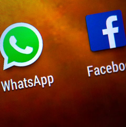 Die Buttons von Whatsapp, Threema und Facebook auf einem Smartphone