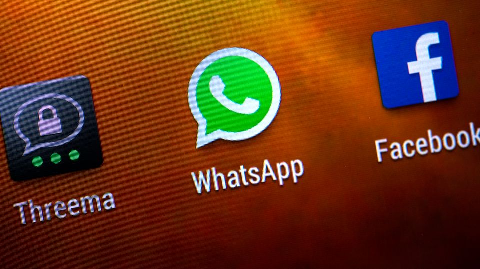 Die Buttons von Whatsapp, Threema und Facebook auf einem Smartphone