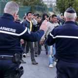 Flüchtlinge am Eurotunnel: Die gemeinsame Bemühung Frankreichs und Großbritanniens, der Zustände am Tunnel Herr zu werden, zeigt vor allem große Hilflosigkeit. Denn die Flüchtlinge werden es immer wieder versuchen.