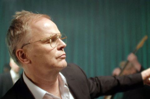 Herbert Grönemeyer singt sowohl die deutsche als auch die englische Version des neuen "Gang of Four"-Songs.