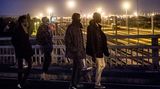 Flüchtlinge am Eurotunnel: Immer mit der Hoffnung, es doch irgendwie auf die andere Seite zu schaffen.