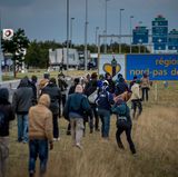 Flüchtlinge am Eurotunnel: Zu jeder Tages- und Nachtzeit ziehen sie los, um durch den Tunnel zu kommen.