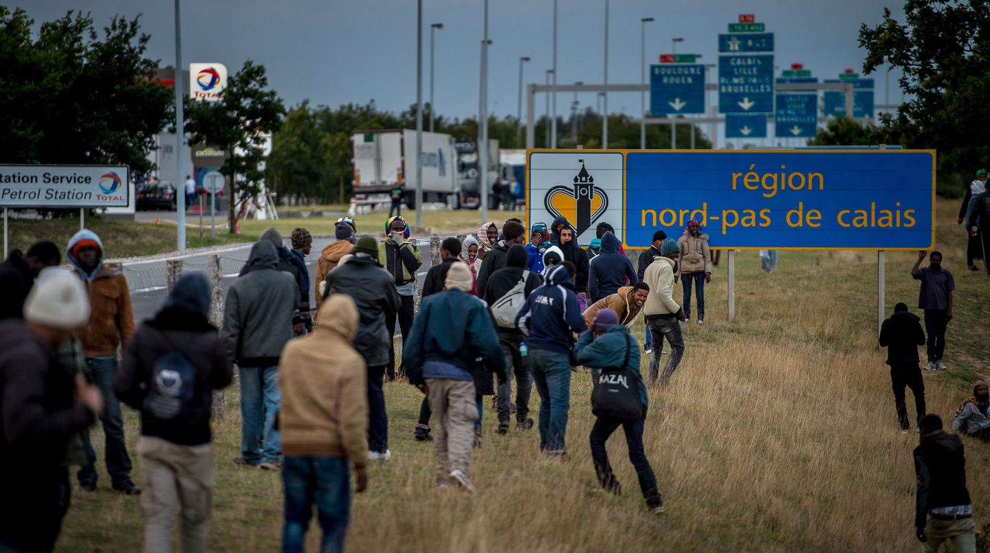 Flüchtlinge am Eurotunnel: Zu jeder Tages- und Nachtzeit ziehen sie los, um durch den Tunnel zu kommen.