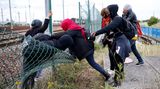 Flüchtlinge am Eurotunnel: Am hellichten Tag versuchen diese jungen Frauen über den Zaun zum Tunnel zu kommen.