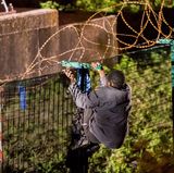 Flüchtlinge am Eurotunnel: An den scharfen Metallkanten hängen noch Stoffreste der Kleidung anderer Flüchtlinge.