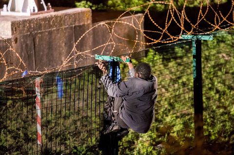 Flüchtlinge am Eurotunnel: An den scharfen Metallkanten hängen noch Stoffreste der Kleidung anderer Flüchtlinge.