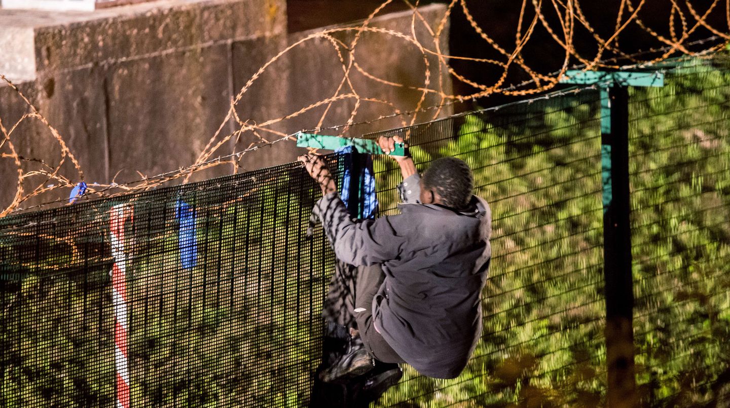 Flüchtlinge am Eurotunnel: An den scharfen Metallkanten hängen noch Stoffreste der Kleidung anderer Flüchtlinge.