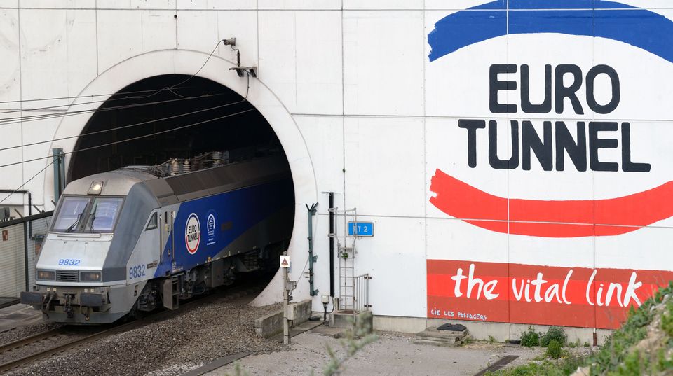 Flüchtlinge am Eurotunnel: Einst der Stolz Europas: der Euro Tunnel, eine Bahnstrecke unter dem Ärmelkanal, die Großbritannien mit dem Festland verbindet. Für Tausende Flüchtlinge ist es ein Nadelöhr der Hölle.