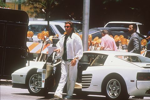Sonny Crockett vor seinem weißen Testarossa