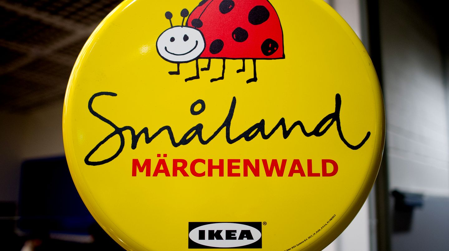 Ein Schild zeigt das  Småland von Ikea