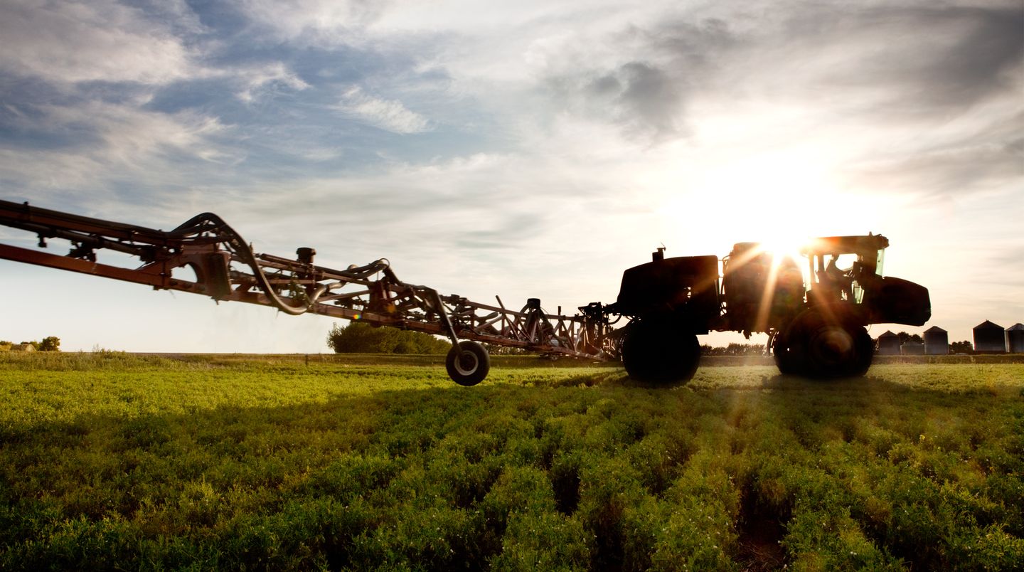 Ein Traktor versprüht Glyphosat auf einem Feld