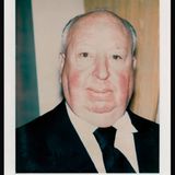 Alfred Hitchcock in Anzug und Krawatte vor unebenem Hintergrund.