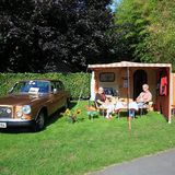 Karl-Heinz und Annemarie Paumen mit Volvo 164 und Westfalia Camping 310-4
