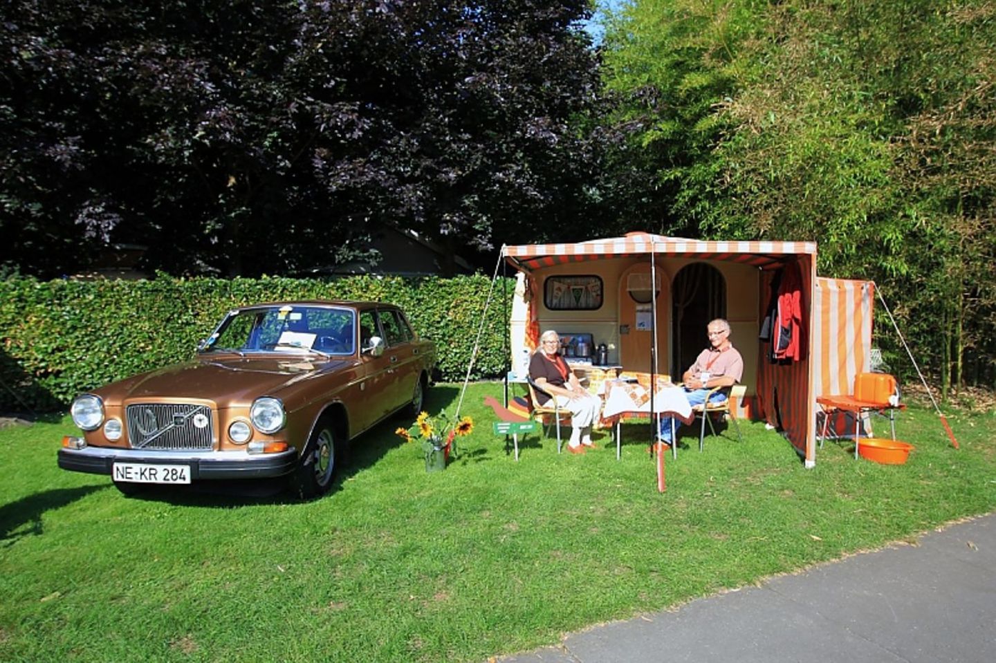 Karl-Heinz und Annemarie Paumen mit Volvo 164 und Westfalia Camping 310-4
