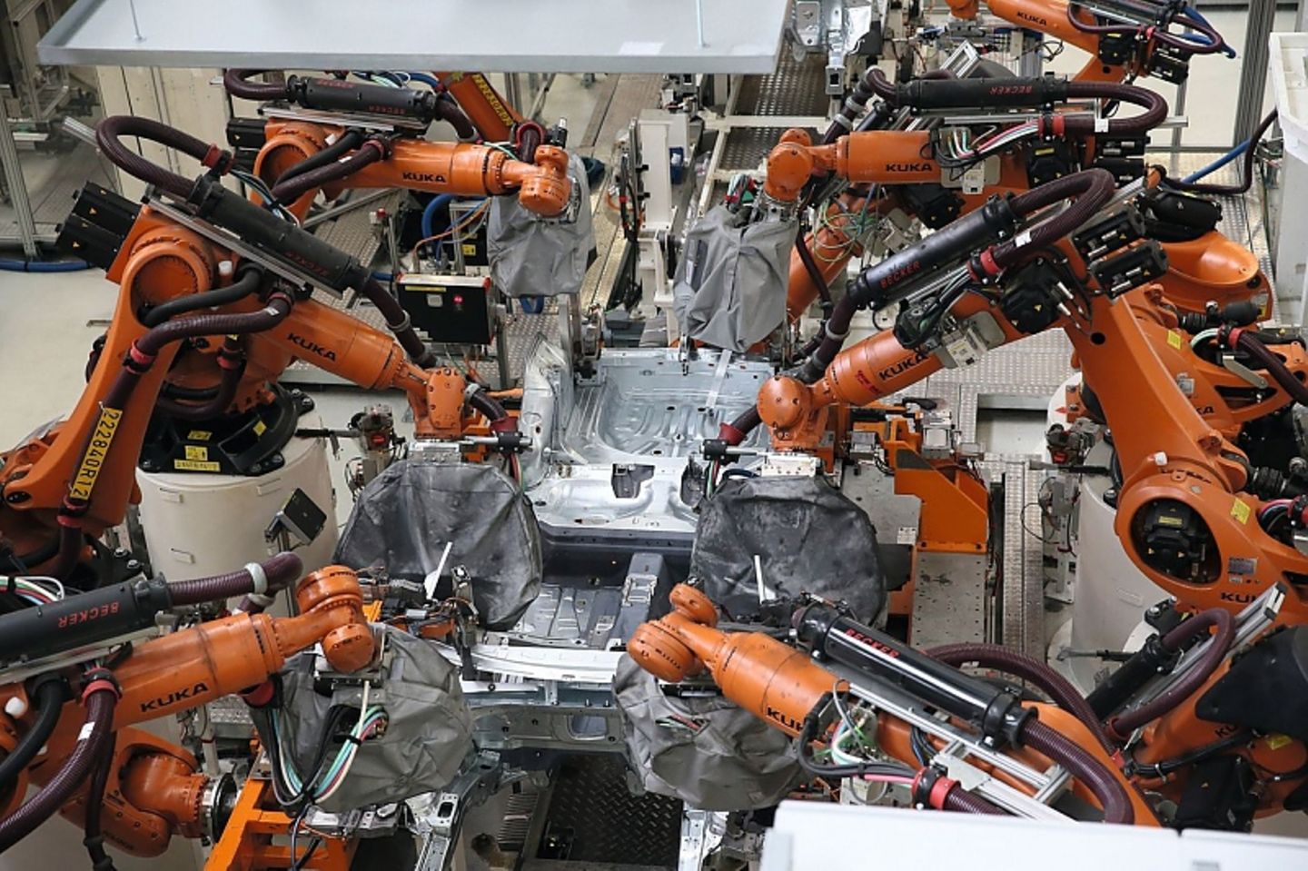 In der Volkswagen Produktion sind viele Hightech-Maschinen eingebunden