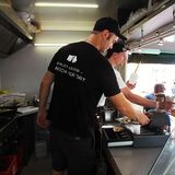 Vor den Augen der Kunden bereiten Daniel Krcmar und Markus Zimmermann in Lou\'s Maultäschle das Essen zu.