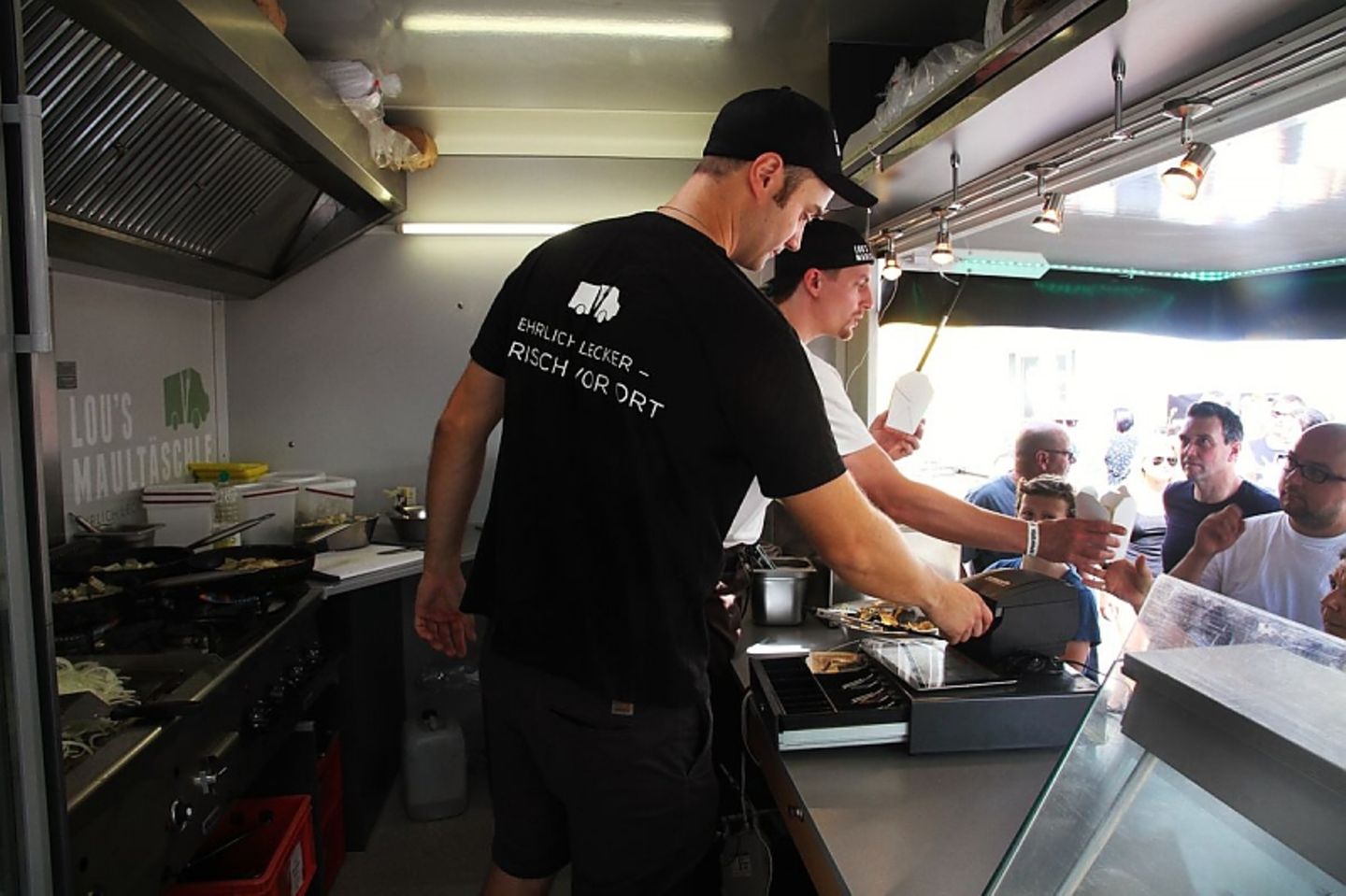Vor den Augen der Kunden bereiten Daniel Krcmar und Markus Zimmermann in Lou\'s Maultäschle das Essen zu.