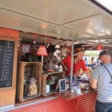 Der Foodtruck Kaffee Tüt-Tüt...und mehr ist ein gern gesehener Gast auf Oldtimer-Veranstaltungen wie den Classic Days auf Schlos