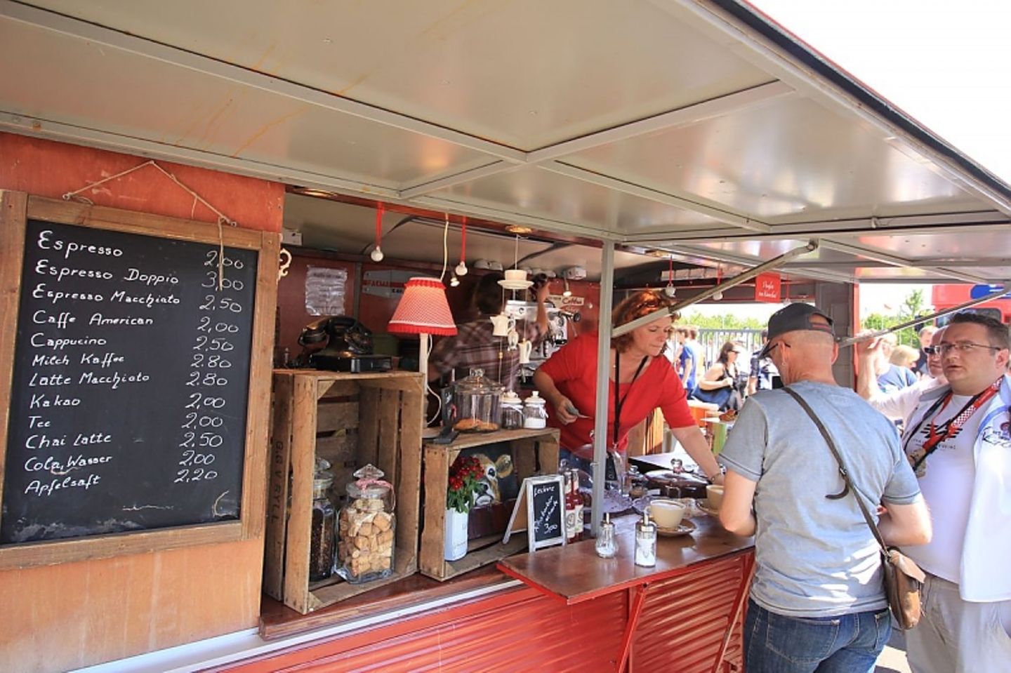 Der Foodtruck Kaffee Tüt-Tüt...und mehr ist ein gern gesehener Gast auf Oldtimer-Veranstaltungen wie den Classic Days auf Schloss Dyck. Der Foodtruck Kaffee Tüt-Tüt...und mehr ist ein gern gesehener Gast auf Oldtimer-Veranstaltungen wie den Classic Days auf Schlos