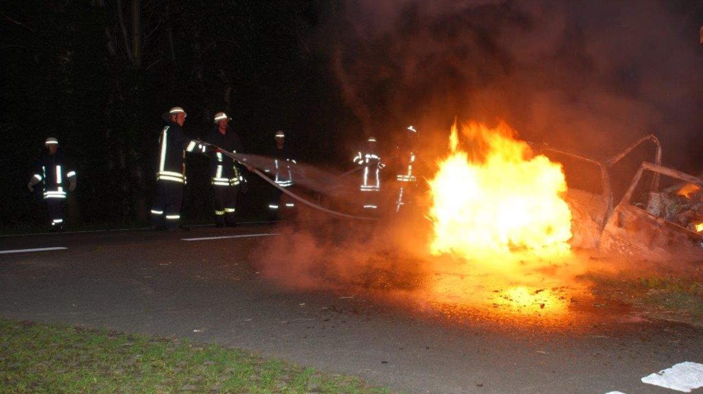Brennendes Autowrack: Schwester rettet Zwillingsbruder
