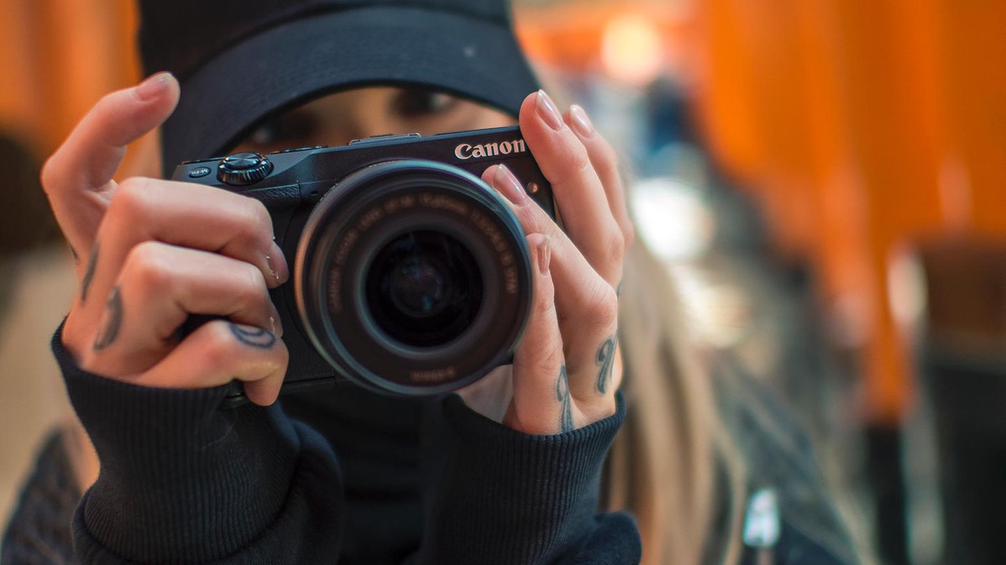 Canon Der Firmenname Canon leitet sich von dem Namen des ersten Kameratyps ab, den das Unternehmen produziert hat: Kwanon. Diese Kamera sollte als günstiger Nachbau der führenden Kleinbildkameras von Leica und Contax den Markt aufmischen. Der Name der Kamera war an Kannon, eine buddhistischen Gottheit, angelehnt. Um am Weltmarkt bestehen zu können, wurde der Name verwestlicht: Seit 1935 gibt es Canon.