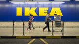 Ikea-Gebäude mit wehenden Fahnen