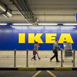 Ikea-Gebäude mit wehenden Fahnen
