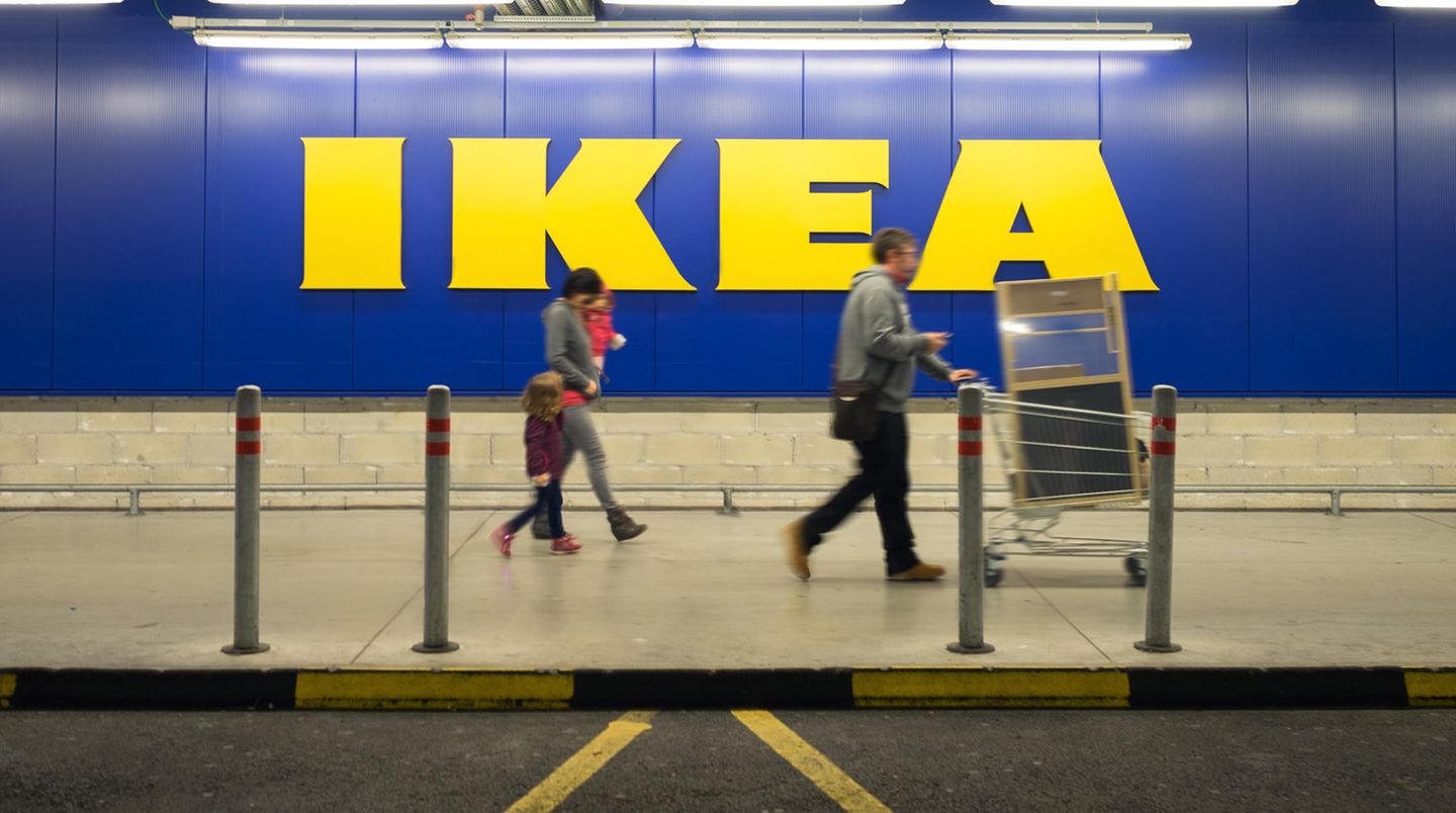 Ikea Ikea-Gebäude mit wehenden Fahnen