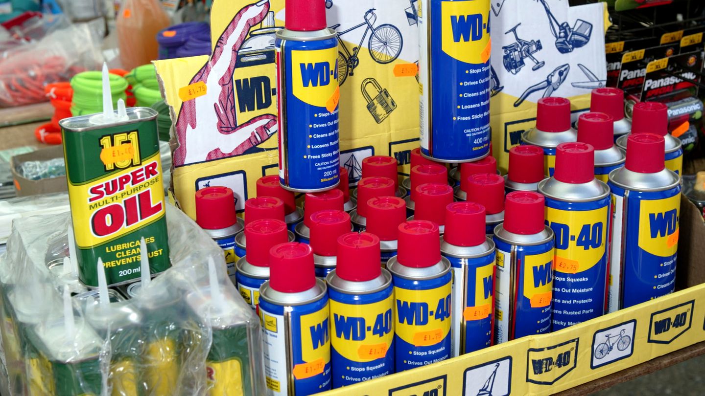 WD-40 Dosen mit WD-40 im Verkaufsregal