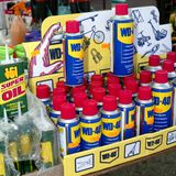 Dosen mit WD-40 im Verkaufsregal