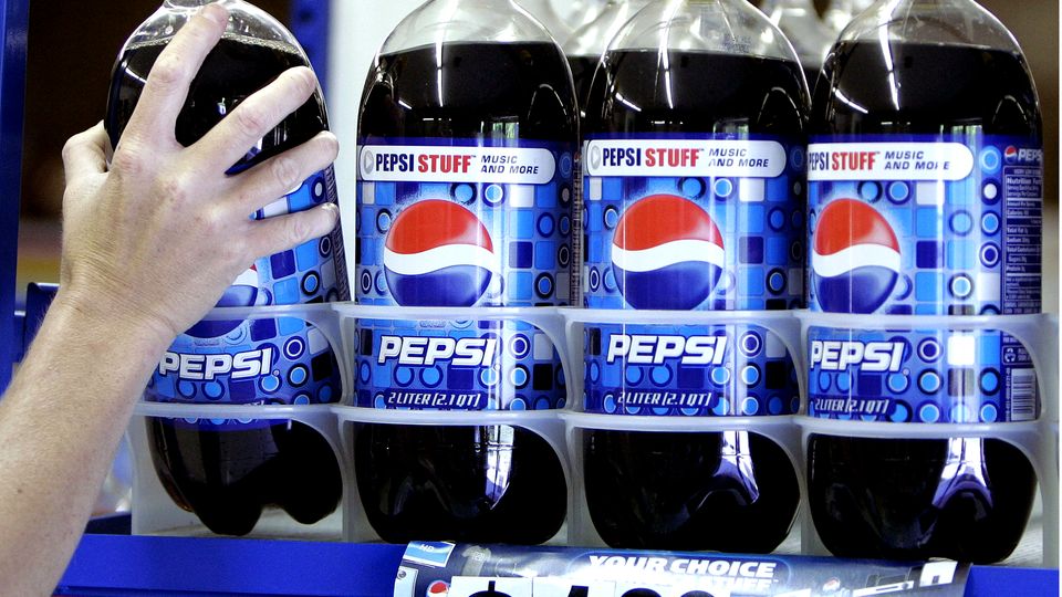 Einige Pepsiflaschen stehen im Verkaufsregal