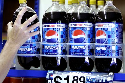Einige Pepsiflaschen stehen im Verkaufsregal