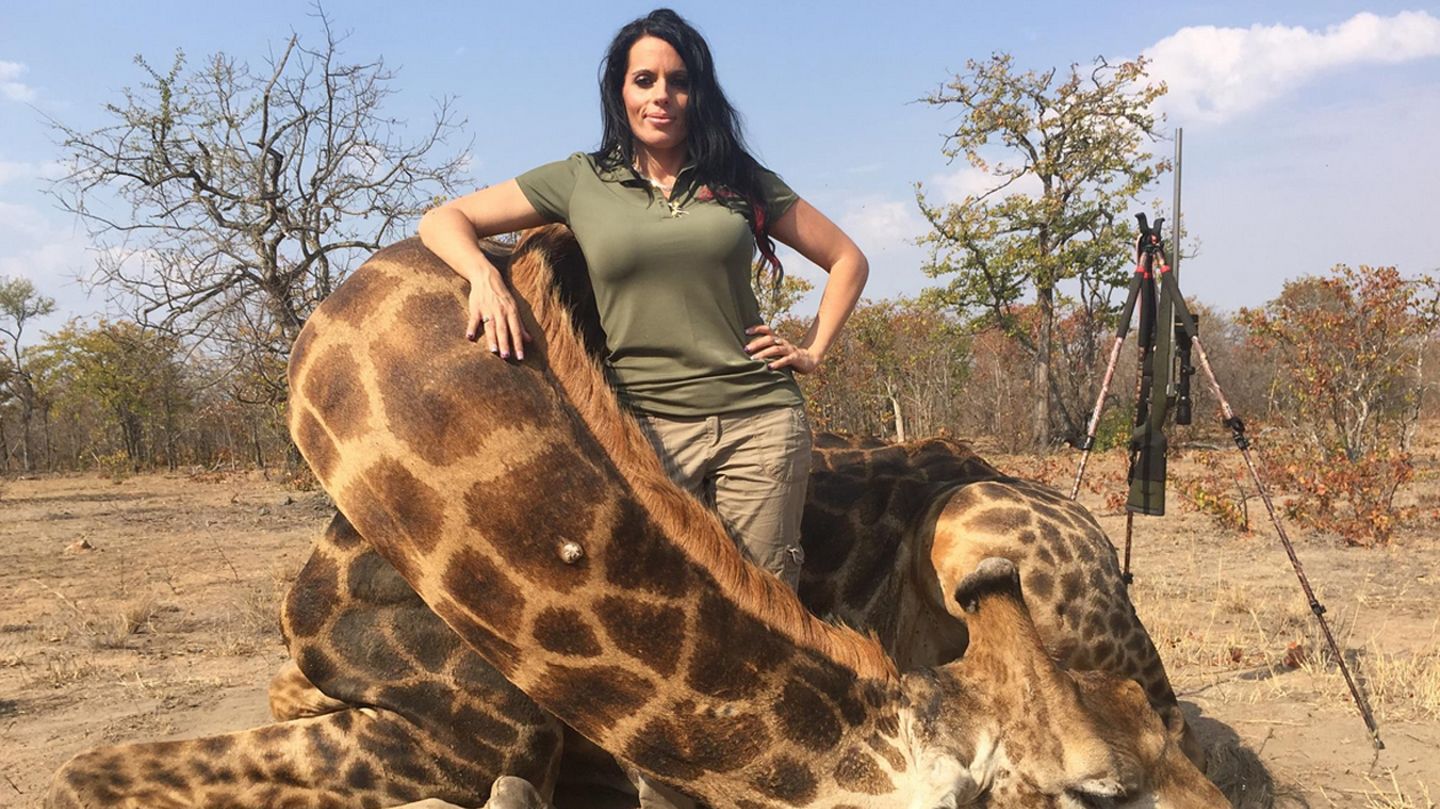 Facebook-Foto von Sabrina Corgatelli und der getöteten Giraffe