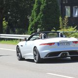 Bis Tempo 50 lässt sich das Verdeck schließen und öffnen.