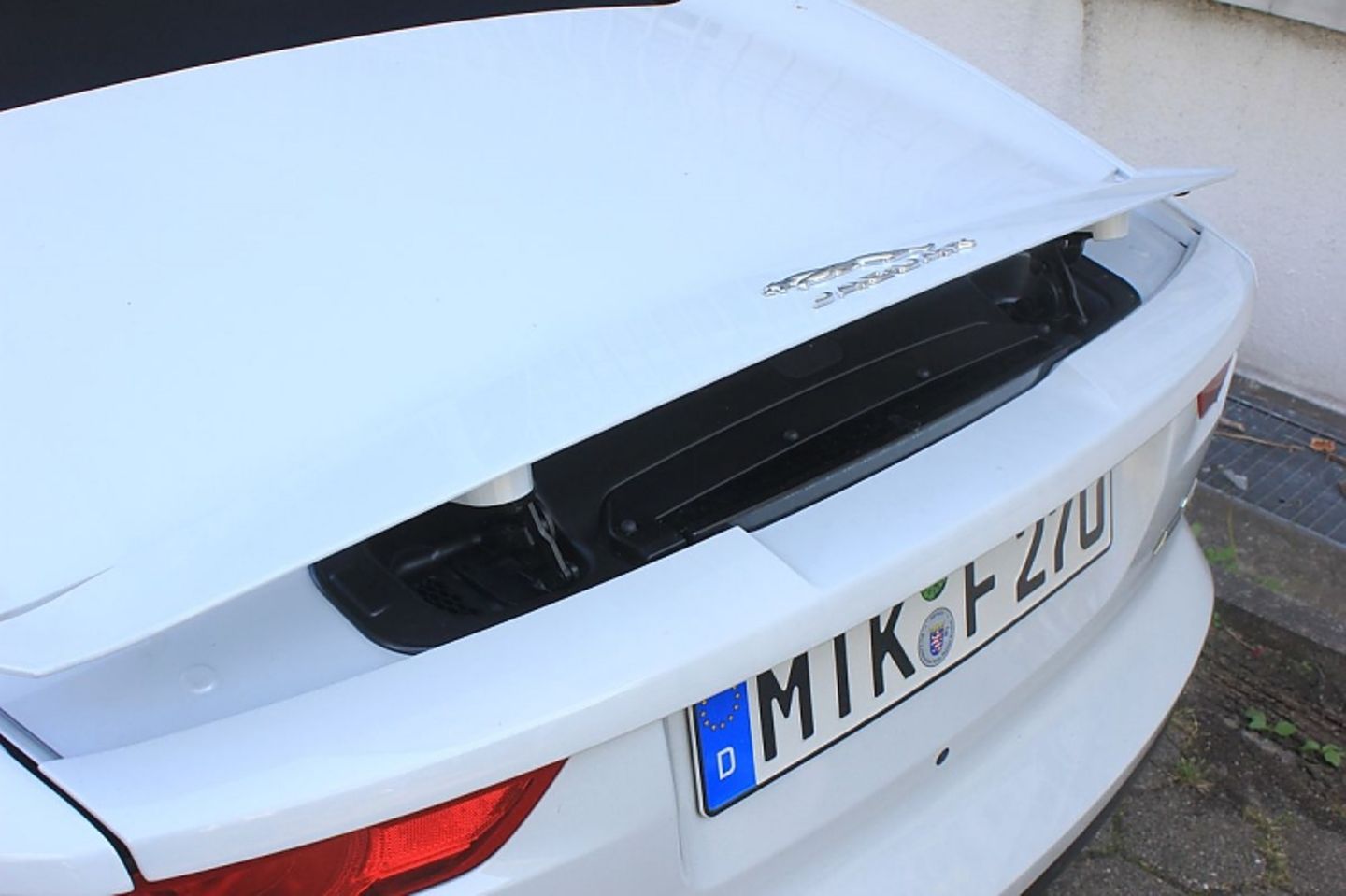 Der Spoiler ist nicht gerade ein Schmuckstück.