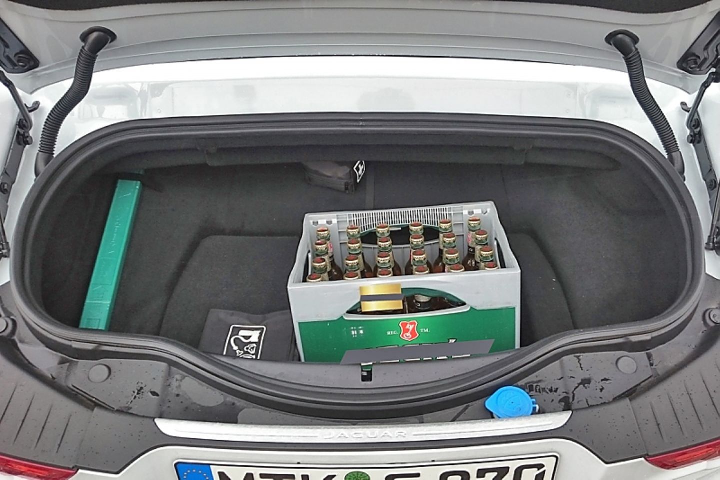 196 Liter oder eine Getränkekiste passen in den Kofferraum.