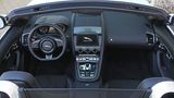 Das Cockpit des Jaguar F Type S AWD Cabrio.