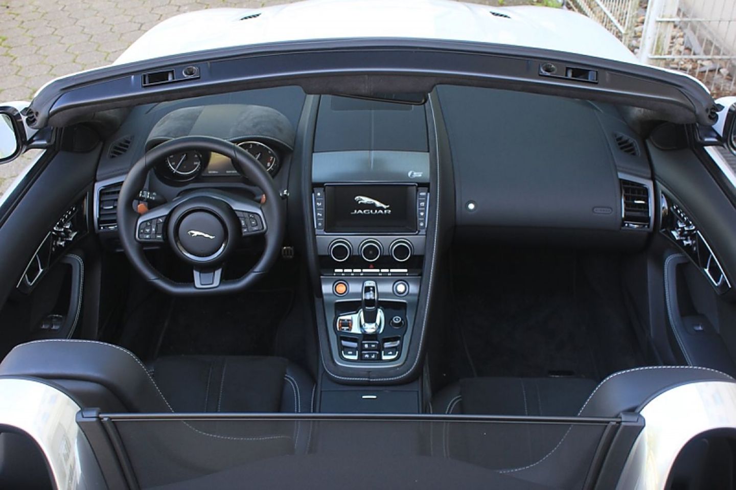 Das Cockpit des Jaguar F Type S AWD Cabrio.
