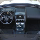 Das Cockpit des Jaguar F Type S AWD Cabrio.