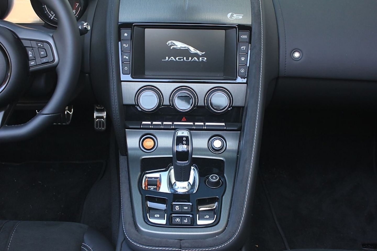 Die Schaltzentrale im Jaguar F Type S AWD Cabrio.